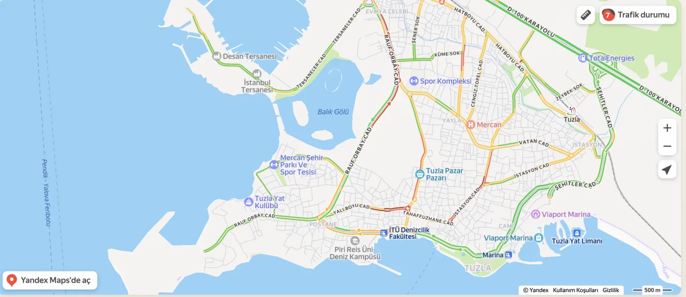 14 Eylül 2026 öğleden sonra Tuzla merkezinin anlık trafik haritası: Rauf Orbay Caddesi'nin kuzey kesimi, Yalıboyu Caddesi–Tahaffuzhane Caddesi kavşağı ve İstasyon Caddesi'nde kırmızı; Hatboyu Caddesi, Vatan Caddesi ve Yayla–Mercan çevresinde sarı; Şehitler Caddesi, Viaport Marina çevresi ve D-100'de yeşil trafik çizgileri