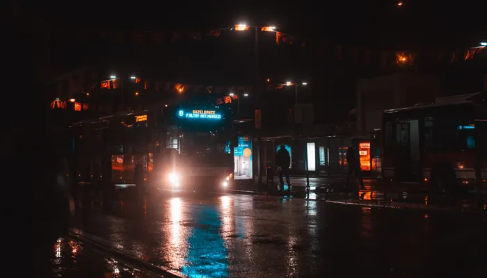 130A gece hattı — gece ıslak sokakta durakta bekleyen aydınlatılmış şehir otobüsü (temsili görsel)
