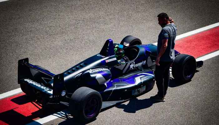 İstanbul Park, Tuzla — yarış pistinde tek kişilik formula tipi bir yarış aracı ve yanında duran ekip görevlisi (temsili görsel)