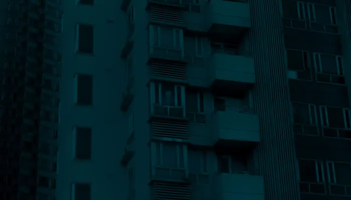 Aydınlı TOKİ Konutları — gece yüksek katlı bir konut bloğu (temsili görsel)