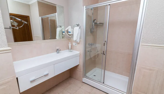 Tuzla duşakabin servisi — camlı duşakabin bulunan modern banyo (temsili görsel)