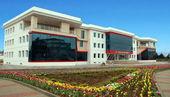 Tuzla Kaymakamlığı binası: cephesinde kurum tabelası, önünde laleli çiçek tarhı
