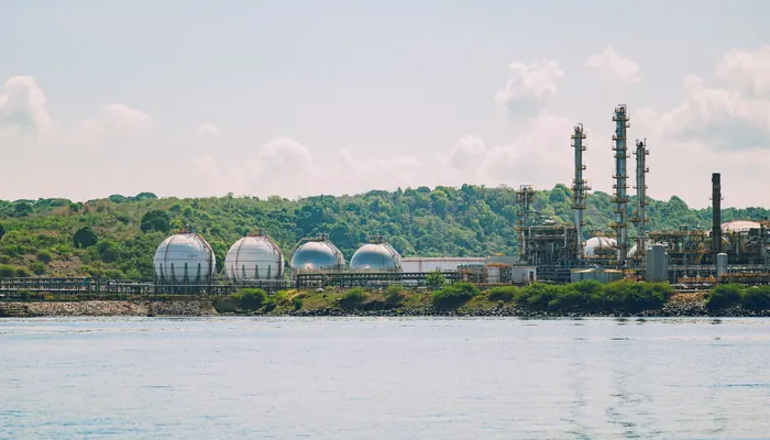 Tuzla kimya firmaları — kimya tesisi (temsili görsel)