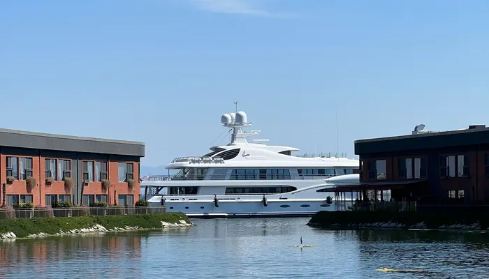 Tuzla Marina — marinada bağlı büyük bir yat, iki yanında kıyıdaki tuğla cepheli yapılar (temsili görsel)