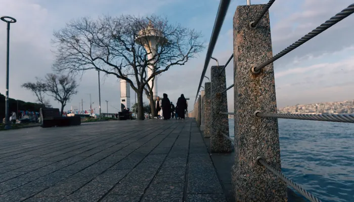 Tuzla Mercan Sahili — İstanbul'da deniz kıyısındaki yürüyüş yolunda yürüyen insanlar (temsili görsel)