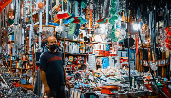 Tuzla nalburları — malzemeyle dolu bir nalburda duran kişi (temsili görsel)