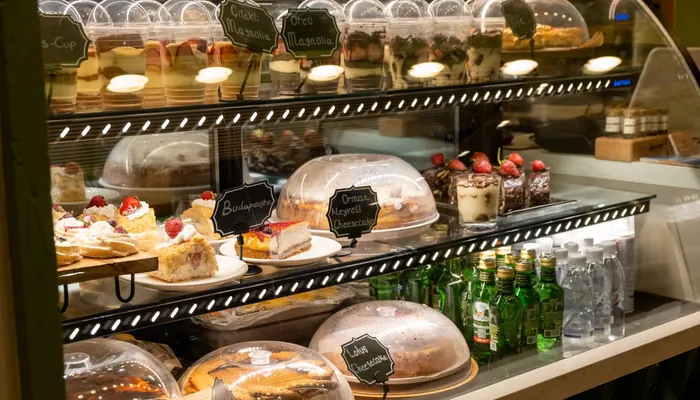 Tuzla pastaneleri ve tatlıcıları — pastane vitrininde çeşitli pasta ve tatlılar (temsili görsel)