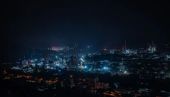 Tuzla sanayi bölgeleri — gece ışıkları yanan sanayi binaları (temsili görsel)