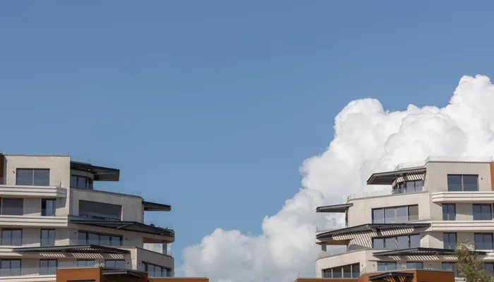 Tuzla TOKİ konutları — açık mavi gökyüzü altında modern kent mimarisi (temsili görsel)