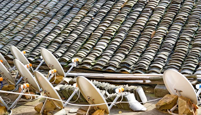 Tuzla uydu ve anten servisi — kiremitli bir çatıda sıralanmış uydu antenleri (temsili görsel)